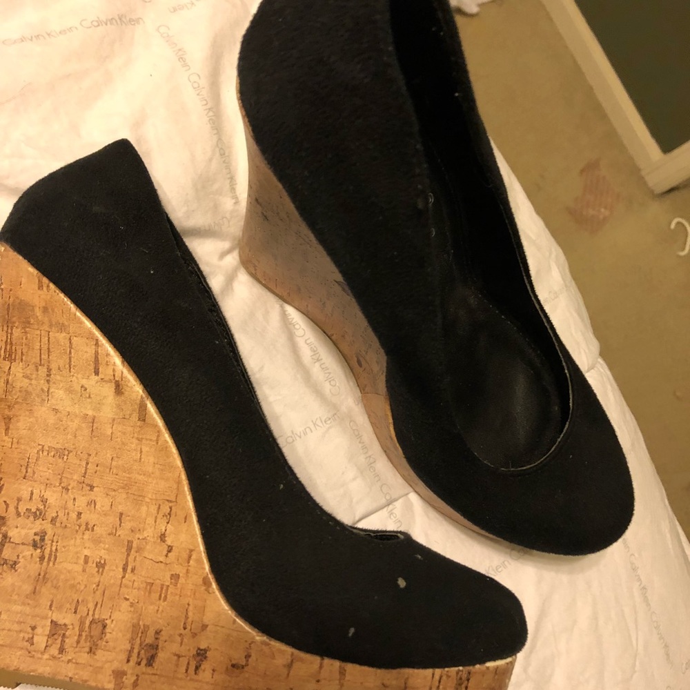 Black wedges